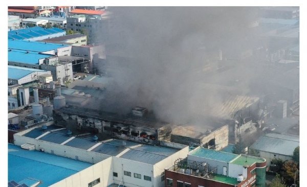 지난 21일 인천소방본부에 따르면 이날 오전 11시 51분께 인천시 남동구 고잔동 남동공단 내 한 자동차 부품 공장에서 2층에서 불이 나 공장 내부를 모두 태우고 오후 1시35분쯤 꺼졌다. (사진-연합뉴스)