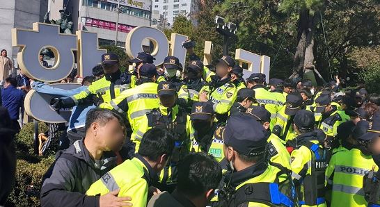 '아베규탄부산시민행동'은 지난 30일 부산 동구 일본 영사관 인근 길을 '항일거리'로 선포하고 현판을 설치하려다가 경찰과 충돌하고 있다.
