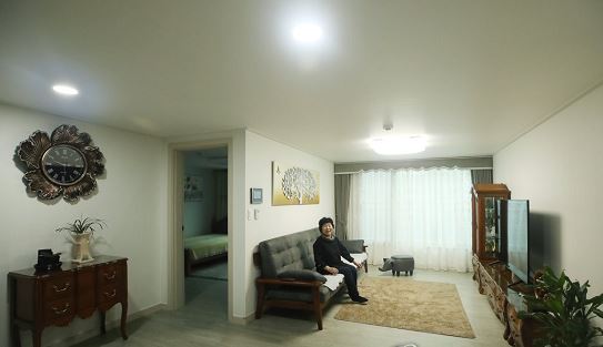 지난 31일 오후 서울 서대문구 홍은동의 '나라사랑채 2호 입주식'에서 입주민이 주택 내부를 공개하고 있다. (사진-연합뉴스)