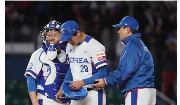 김경문 감독이 이끄는 야구대표팀은 12일 일본 지바 조조마린스타디움에서 열린 2019 세계야구소프트볼연맹(WBSC) 프리미어12 슈퍼라운드 2차전에서 대만에 0-7로 패했다. (사진-연합뉴스)