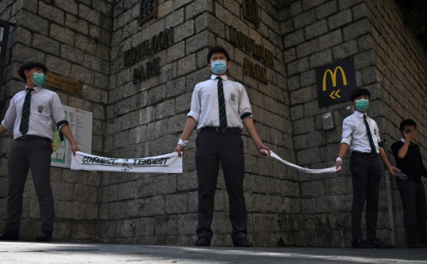 10월 25일 홍콩 고등학생들이 인간띠 시위에 참여하고 있다.(사진-연합뉴스)