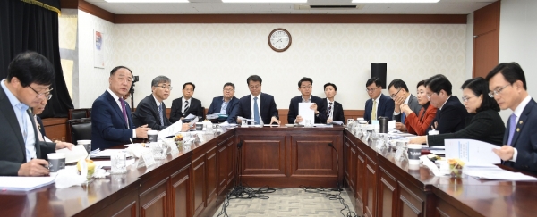 일본 수출규제대응 관계장관회의를 주재하는 홍남기 부총리(사진-기획재정부)