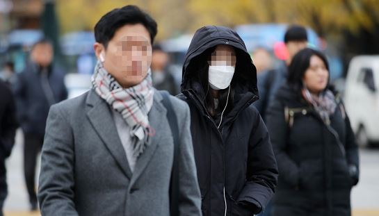 강한 바람이 분 18일 오전 서울 종로구 광화문네거리에서 시민들이 외투 주머니에 손을 넣은 채 발걸음을 재촉하고 있다. (사진-연합뉴스)