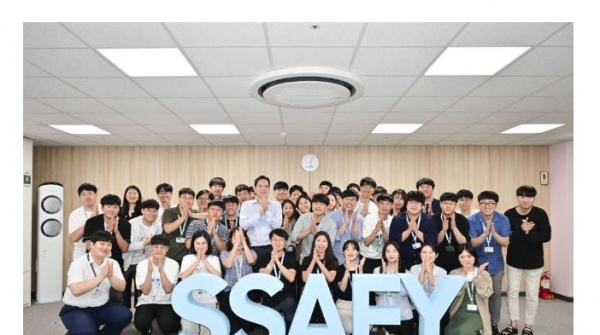 삼성전자는 18일 서울 멀티캠퍼스 교육센터를 포함해 대전, 광주, 구미 등 4개 교육센터에서 '삼성 청년 소프트웨어 아카데미(SSAFY)' 1기 수료식을 열었다고 밝혔다. (사진-연합뉴스)