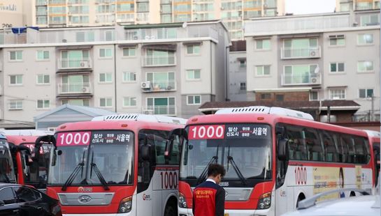 19일 오전 경기도 고양시 대화동 명성운수 차고지에 버스들이 서 있다. 임금협상 관련 조정 결렬로 파업에 돌입한 명성운수 노조는 19일 아침 첫차부터 명성운수 20개 노선 270여대가 운행을 중단했다. (사진-연합뉴스)