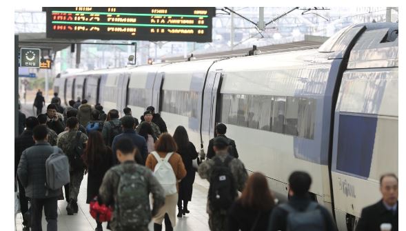 25일 한국철도(코레일) 등에 따르면 한국철도와 철도노조는 이날 오전 6시 임금 및 현안사항에 잠정 합의했다. 파업은 종료됐고 열차 운행은 26일부터 단계적으로 정상화된다. (사진-연합뉴스)