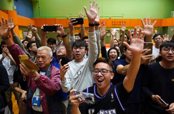 홍콩 구의원 선거에서 당선이 확정된 범민주 진영 후보의 지지자들이 25일 환호하고 있다. 홍콩의 민주화 요구 시위가 6개월째 접어든 가운데 홍콩 범민주 진영은 향후 시위의 중대 분수령이 될 것으로 여겨졌던 전날 구의원 선거에서 압승을 거뒀다.(사진-연합뉴스)