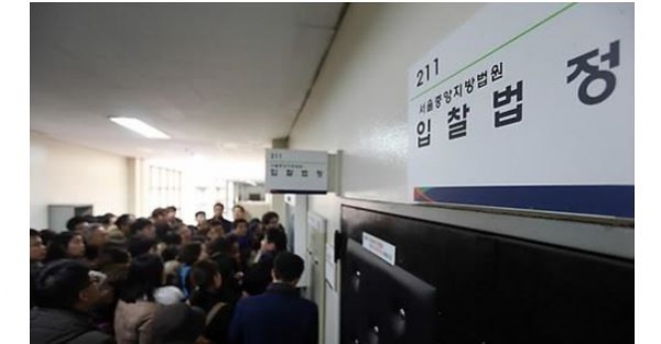 3일 법원경매 전문업체 지지옥션에 따르면 지난달 서울에서 법원경매로 나온 아파트들의 낙찰가율은 103.8%로 올해 들어 가장 높았다. (사진-연합뉴스)