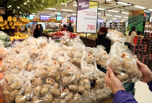 이마트에서 판매되는 못난이 감자(사진-연합뉴스)