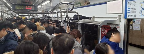 18일 아침 서울 지하철 1호선, 종로 5가 역에서 구로역 선로변환기 문제로 승객들이 승하차가 끝났음에도 열차가 출발하지 못하고 있다. (사진-연합뉴스)