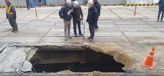 지난 22일 오전 7시 21분께 서울 영등포구 여의도 메리츠화재 건물 근처의 지하보도 공사 현장에서 일하던 A(54)씨가 지하로 추락하는 사고가 발생해, 작업자들이 사고현장에서 점검을 하고 있다. (사진-연합뉴스)