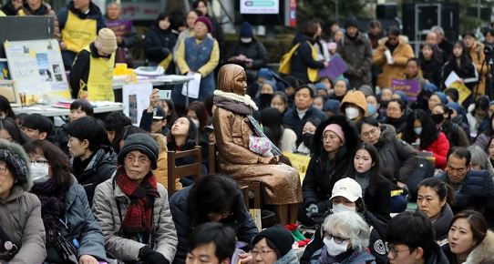 지난 25일 오후 서울 종로구 옛 일본대사관 앞에서 제1419차 일본군 성노예제 문제해결을 위한 정기 수요시위가 열리고 있다. (사진-연합뉴스)