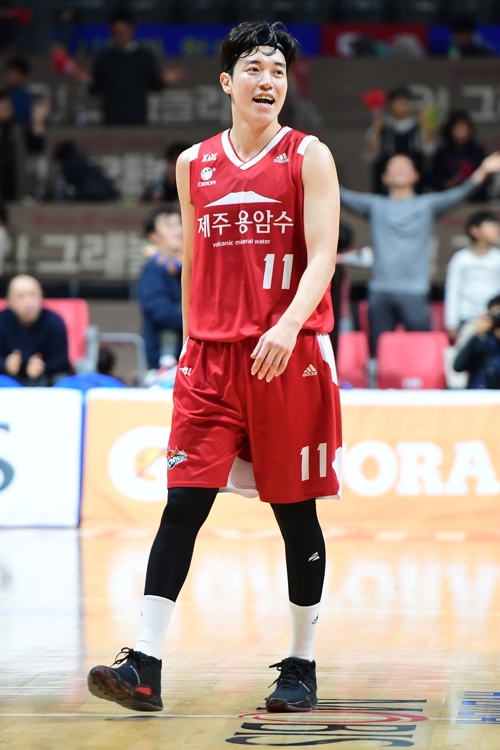 지난 5일 고양 오리온 허일영은 이승현의 도움을 받아 3점슛으로 경기를 이끌며 84-83으로 KGC인삼공사를 이겼다. (사진-연합뉴스)