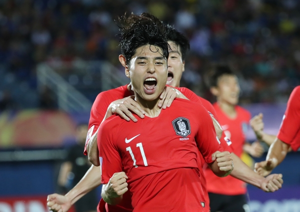 9일 오후(현지시간) 태국 송클라 틴술라논 스타디움에서 열린 2020 아시아축구연맹(AFC) U-23 챔피언십 한국과 중국의 조별리그 1차전에서 이동준이 후반 추가 시간에 골을 넣은 뒤 환호하고 있다.(사진-연합뉴스)