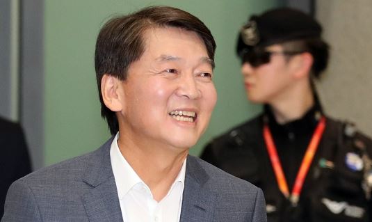 바른미래당 안철수 전 의원이 지난 19일 인천국제공항을 통해 귀국하고 있다. (사진-연합뉴스)