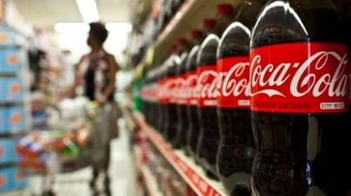 코카콜라가 주기적인 가격인상으로 발생한 이익을 주주들 뱃속챙기는데 사용했다는 지적이 제기됐다. (사진-코카콜라)