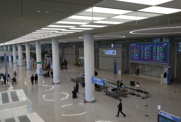 24일 인천국제공항 2터미널이 코로나19 영향으로 한산한 모습(사진-연합뉴스)