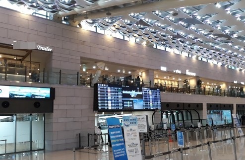 코로나19 확산으로 김포국제공항에 여행객들의 발길이 끊겼다. 이에 면세점들도 무기한 휴업에 들어갔다.(사진-연합뉴스)