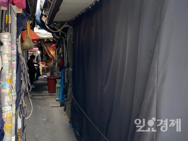 외국인 관광객 발길이 끊긴 가운데 서울 남대문 시장 골목 상인이 영업 개시를 준비하고 있다.
