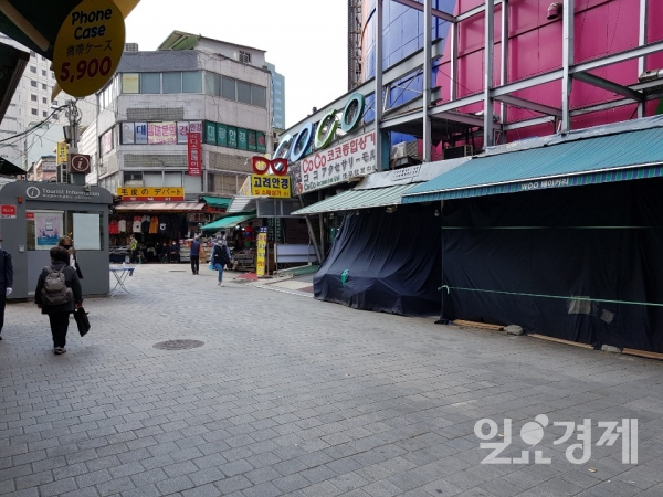 외국인 관광객 발길이 끊긴 가운데 서울 남대문 시장의 관광객 안내소와 가게 문이 닫혀있다.
