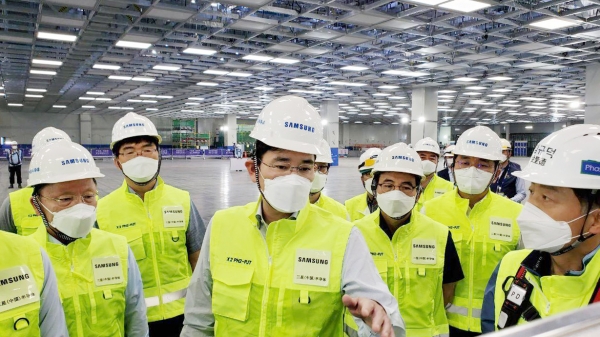 18일 삼성전자 이재용 부회장이 중국 산시성 시안 반도체 제2공장을 찾아 현장점검을 하고 있다. (자료제공-연합뉴스)