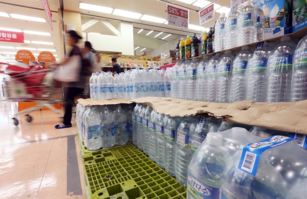 수돗물 유충 사태로 인해 생수 판매량이 증가하고 있다.(사진-연합뉴스)