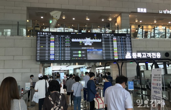 김포공항 탑승구에서 여행객들이 탑승수속을 밟고있다.