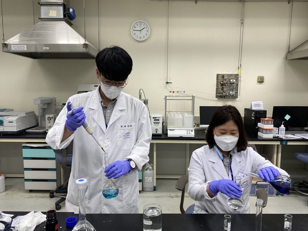 한국수자원공사 연구원들이 연간 300개 항목의 수질검사를 하고있다(사진-한국수자원공사)