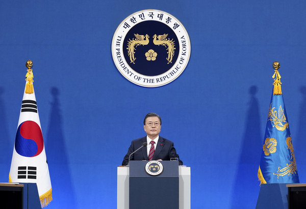  문재인 대통령이 18일 청와대 춘추관에서 열린 신년 기자회견에 참석해 있다. 