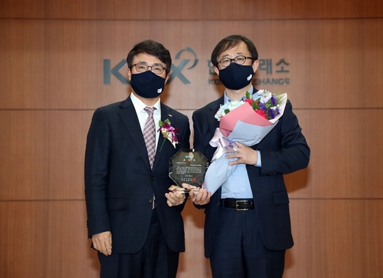 왼쪽부터 임재준 한국거래소 유가증권시장본부장,  김정호 KAI 상무(사진-KAI)