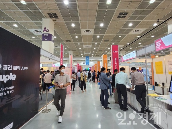 25일 오후 서울 삼성동 코엑스에서 열린 '제1회 디지털 유통대전' 행사에 참가한 관람객들이 부스를 둘러보고 있다.(사진-김한나 기자)