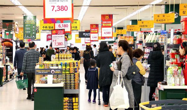 서울 이마트 성수점 식품 매장에서 고객들이 쇼핑하고 있다.(사진-이마트)