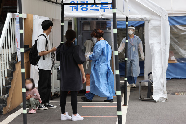 2일 오전 서울 중구 국립중앙의료원에 마련된 선별진료소에서 의료진이 분주하게 움직이고 있다.(사진-연합뉴스)