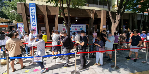 시민들이 코로나19 검사를 받기 위해 선별진료소 앞에서 대기하고 있다. (사진-연합뉴스)