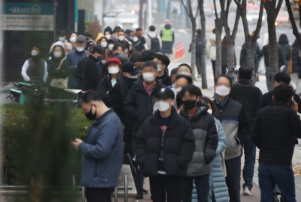 24일 국내 신종 코로나바이러스 감염증(코로나19) 신규 확진자 수가 4116명을 기록했다. 사진은 이날 서울 송파구 보건소 선별진료소에 검사를 위해 줄 선 시민들. (사진-연합뉴스)