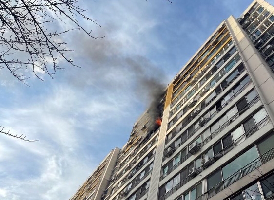 지난 9일 광주 북구 오치동의 한 아파트 11층에서 발생한 화재. (사진=연합뉴스)