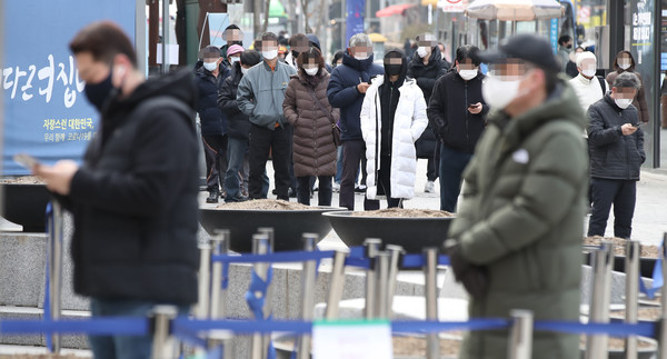14일 오전 서울 은평구 구파발역에 마련된 신종 코로나바이러스 감염증(코로나19) 선별 검사소를 찾은 시민들이 검사 순서를 기다리고 있다.