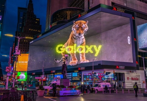'삼성 갤럭시 언팩 2022'를 앞두고 미국 뉴욕 타임스스퀘어(Times Square)에서 진행 중인 3D 옥외광고 모습. (사진-삼성전자)