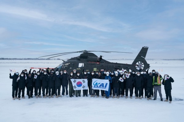한국항공우주산업(KAI)이 개발한 소형무장헬기(LAH) 국외 저온 비행시험 참여 인원 단체 사진. (사진-KAI)