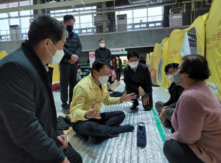 김현준 LH 사장(왼쪽 세 번째)이 경상북도 울진군 주민 임시대피소(국민체육센터)에서 이재민에게 위로의 말을 전하고 있다.