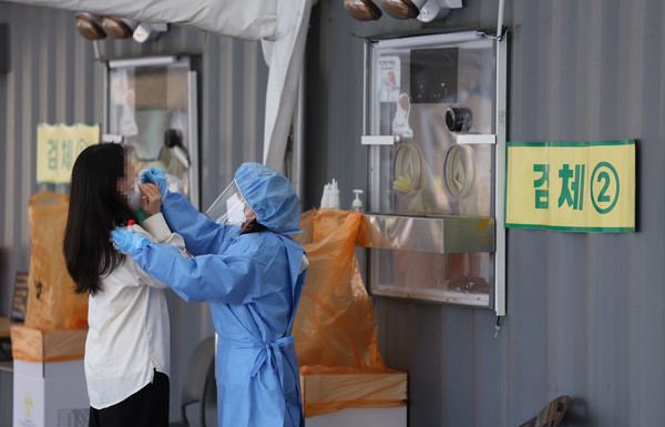 11일 오전 서울 중구 서울광장 임시선별검사소를 찾은 시민들이 PCR 검사를 하고 있다.(사진-연합뉴스)