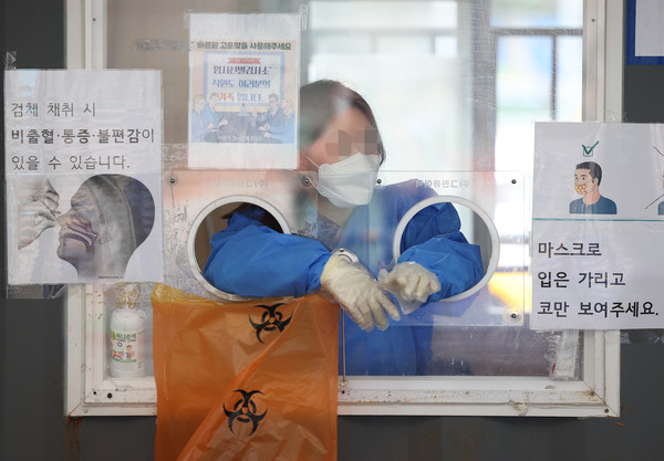 12일 오전 서울 중구 서울광장에 마련된 임시선별검사소에서 한 의료진이 피검사자를 기다리고 있다.(사진-연합뉴스)