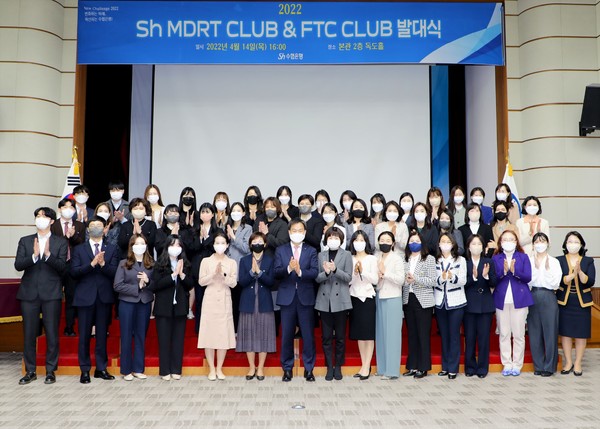 사진은 행사에 참석한 김진균 수협은행장(앞줄 가운데)과 클럽 회원들이 기념촬영을 하는 모습. (사진=Sh수협은행)