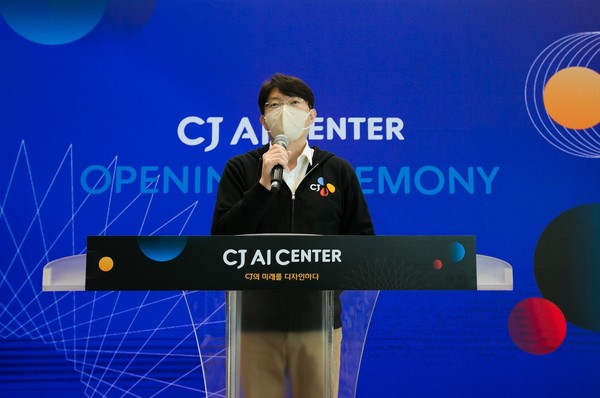 20일 오후 서울 신사동 신사스퀘어에서 열린 CJ AI센터 개소식에서 이치훈 AI센터장이 환영사를 하고 있다.(사진-CJ) 