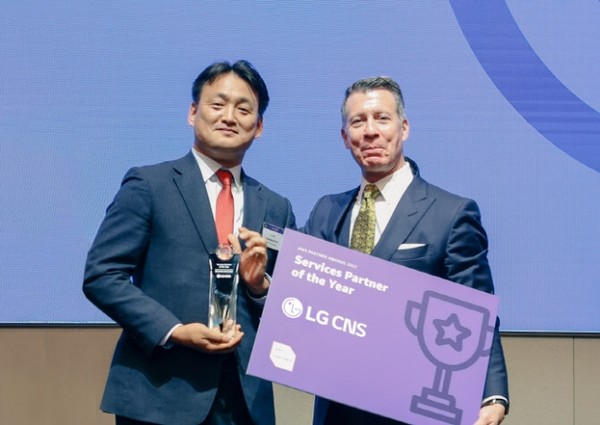 김태훈 LG CNS 클라우드사업부장(왼쪽), 필 데이비스 AWS 아시아태평양 및 일본 대표 (사진-LG CNS)