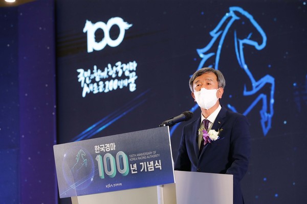 정기환 마사회장이 한국 경마 100년 기념식에서 기념사를 하고 있다. (사진=한국마사회)