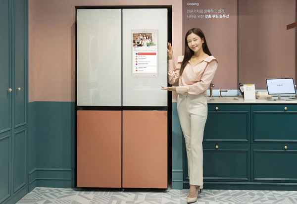 삼성전자 모델이 '스마트싱스 홈 라이프(SmartThings Home Life)' 업데이트로 한 차원 진화된 사용 경험을 제공하는 삼성 비스포크 냉장고를 소개하고 있는 모습. (사진-삼성전자)