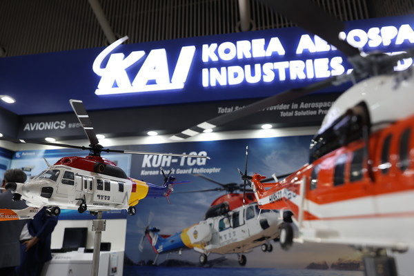 2022 국제해양·안전대전 KAI 부스에 전시된 수리온 기반의 해경헬기와 산림헬기. (사진-KAI)