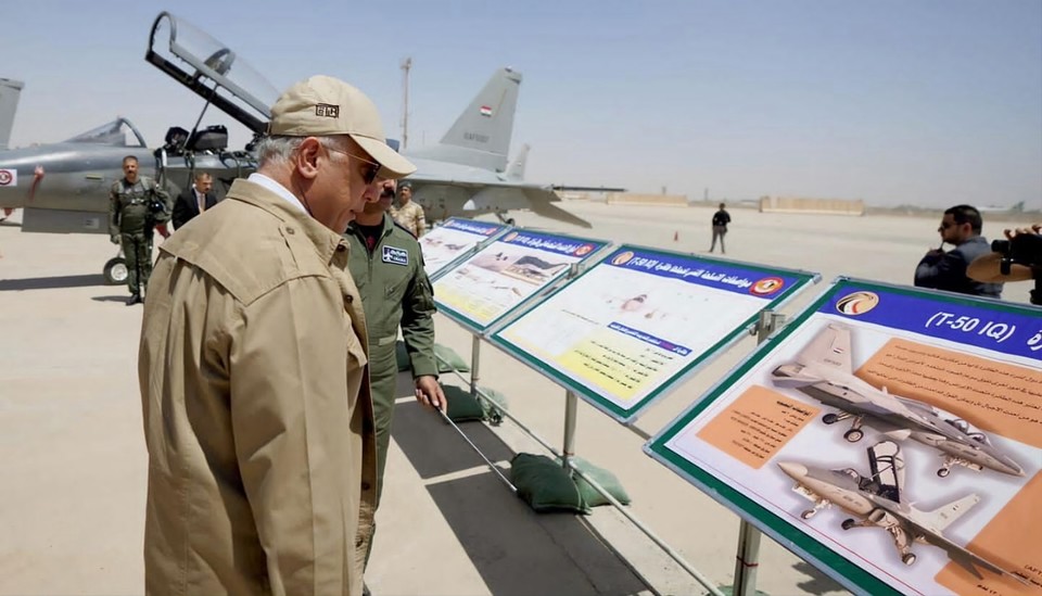 T-50IQ 설명을 듣고 있는 무스타파 알 카디미(Mustafa Al-Kadhimi) 이라크 내각 총리. (사진-KAI)