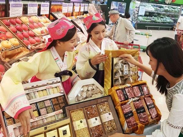 롯데마트 서울역점에서 모델들이 추석 선물세트를 홍보하는 모습. (사진=롯데마트)